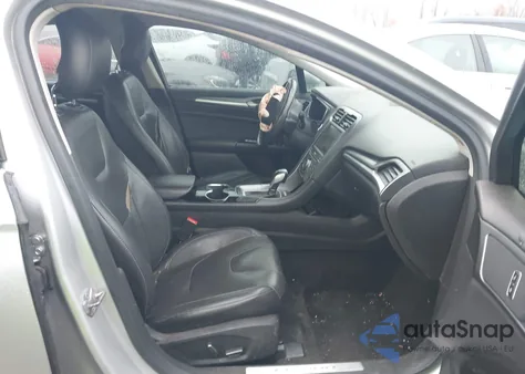 2014 Ford Fusion Hybrid Titanium z USA, uszkodzony, nr VIN 3FA6P0RUXER333184